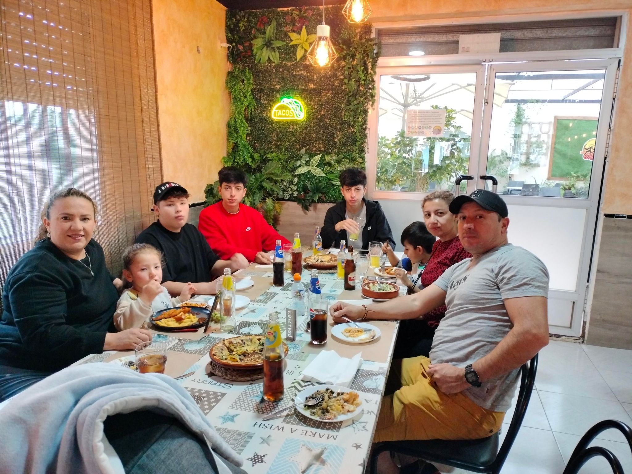 Familia disfrutando en The Hot Buffalo