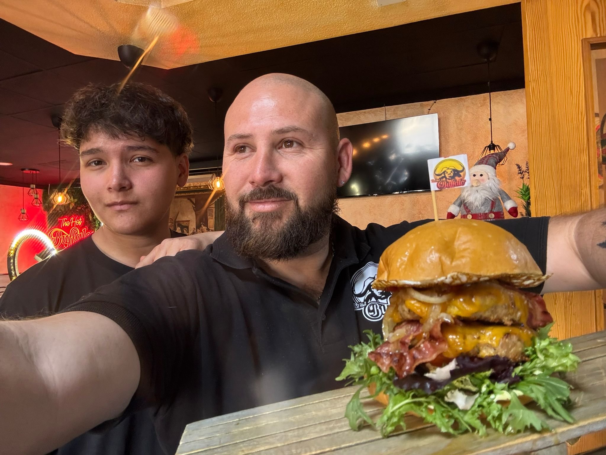 El propietario con la hamburguesa estrella