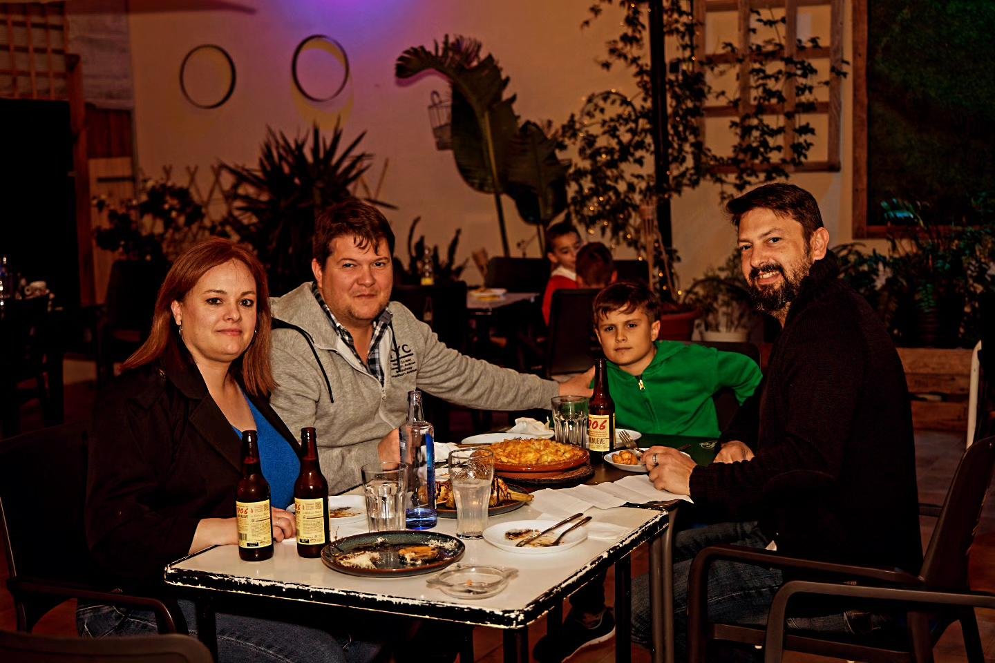 Familia cenando en The Hot Buffalo