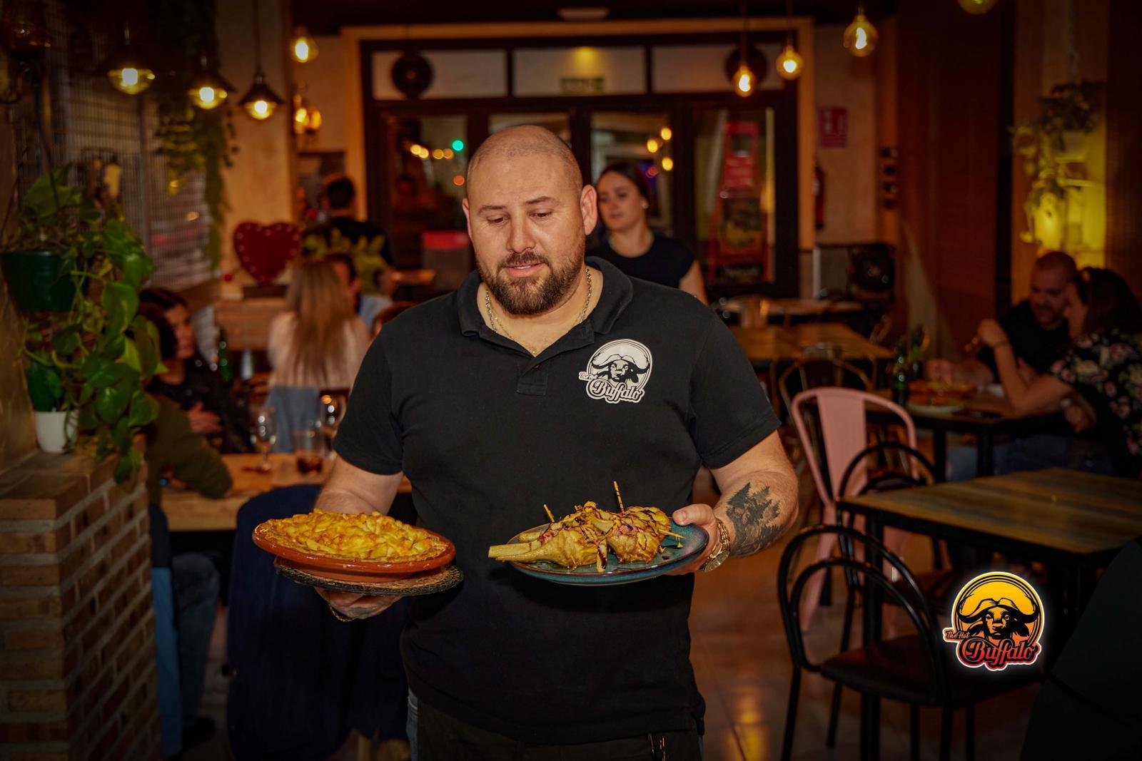 El propietario sirviendo los platos
