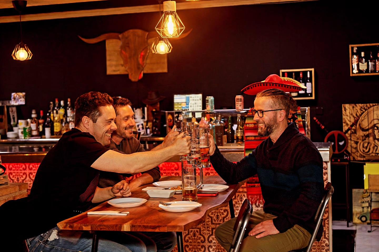 Amigos disfrutando en The Hot Buffalo